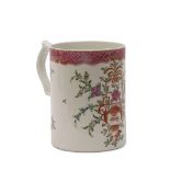 Lowestoft porcelain tankard decorated with a Compagnie des Indes style with flowers, 12cm high (