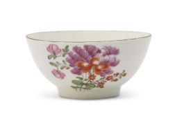 Lowestoft porcelain small bowl, polychrome decoration by the tulip painter, 10cm diam