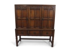 Early 20th century Waring & Gillow oak side cabinet in the Arts & Crafts manner, the front with