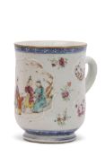 18th century Qianlong Chinese porcelain period tankard decorated with a central cartouche of Chinese