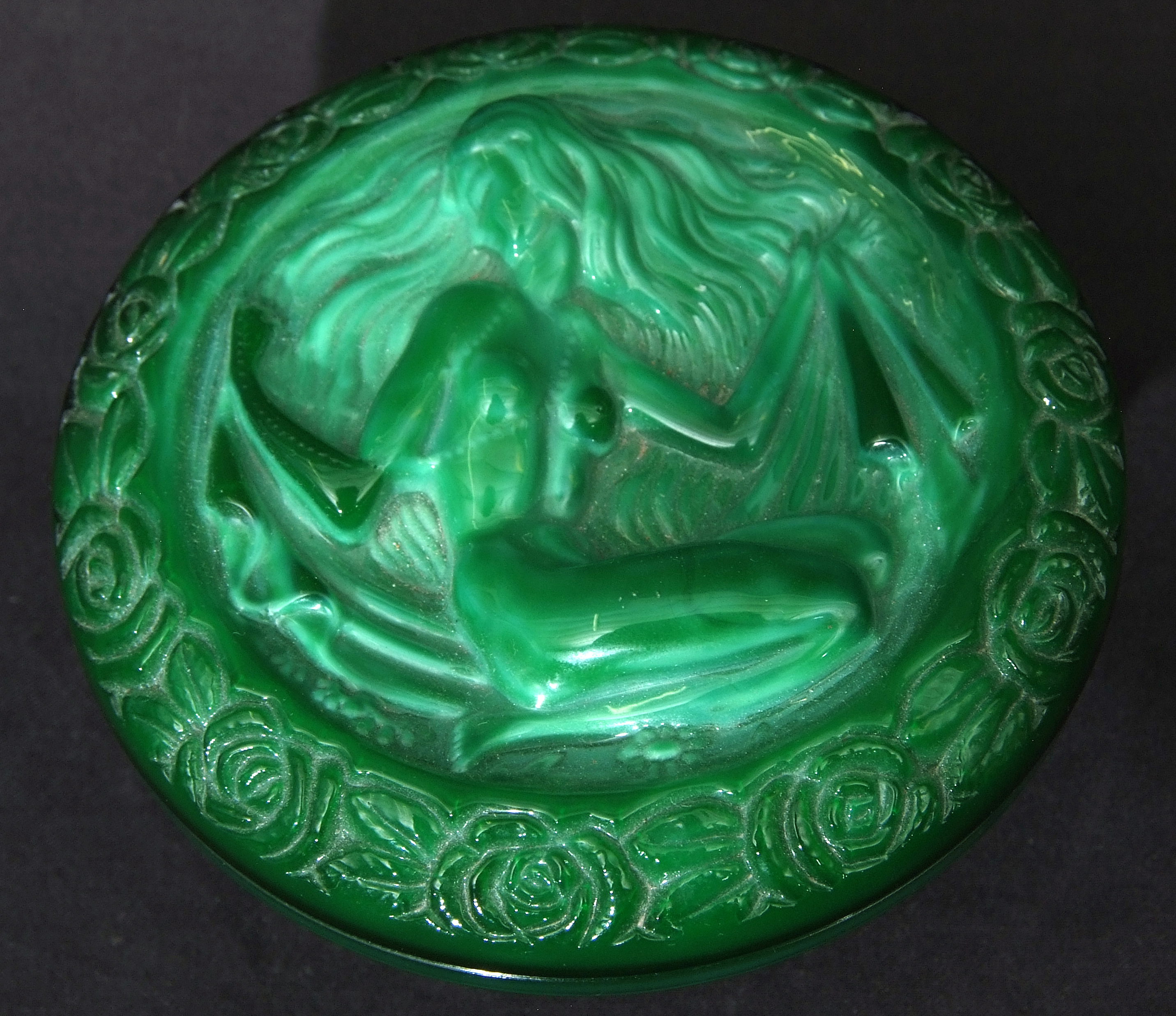 Small Art Deco malachite box and cover, the cover modelled with a classical maiden, 10cm diam - Image 2 of 5