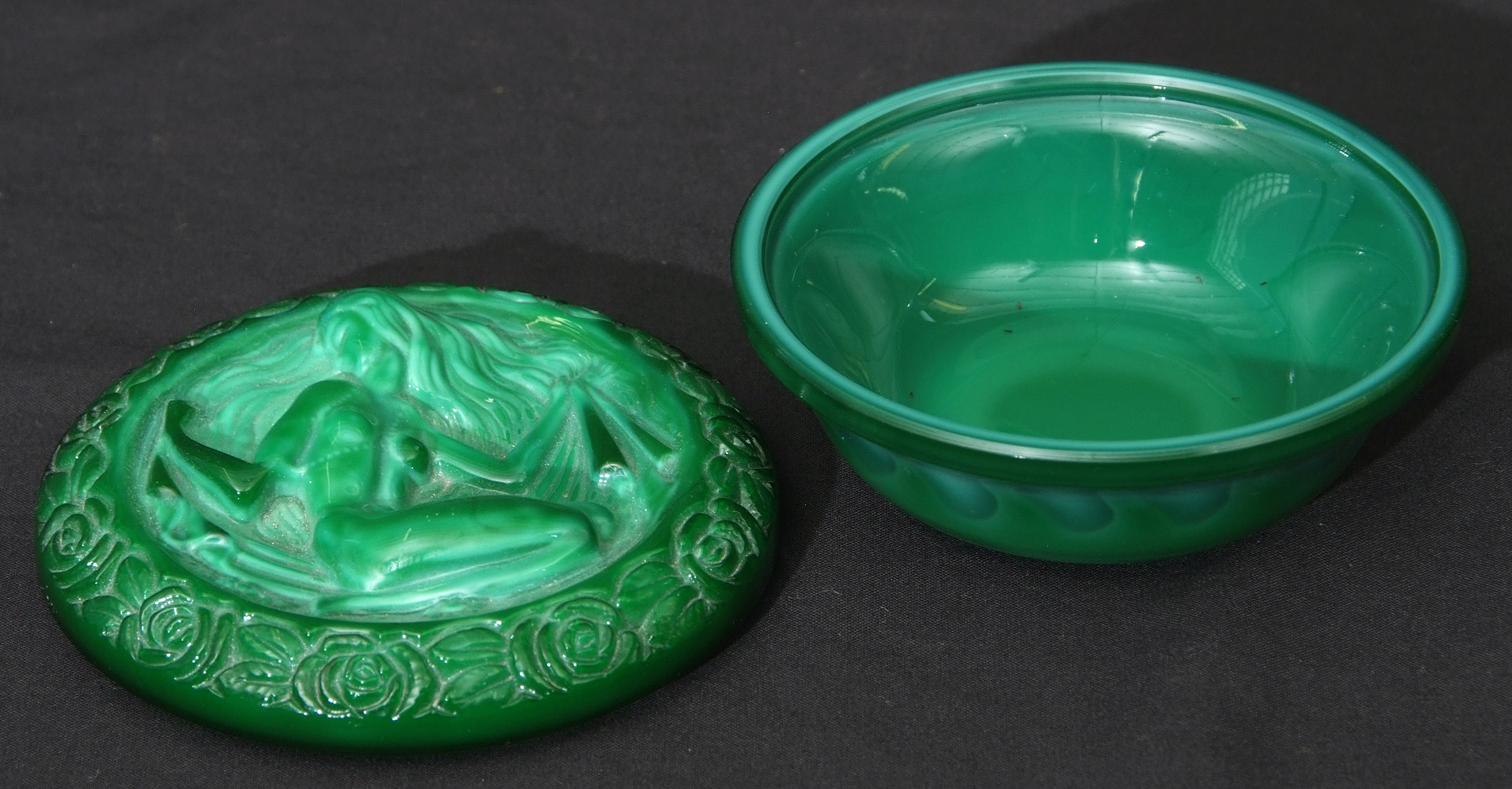 Small Art Deco malachite box and cover, the cover modelled with a classical maiden, 10cm diam - Image 4 of 5