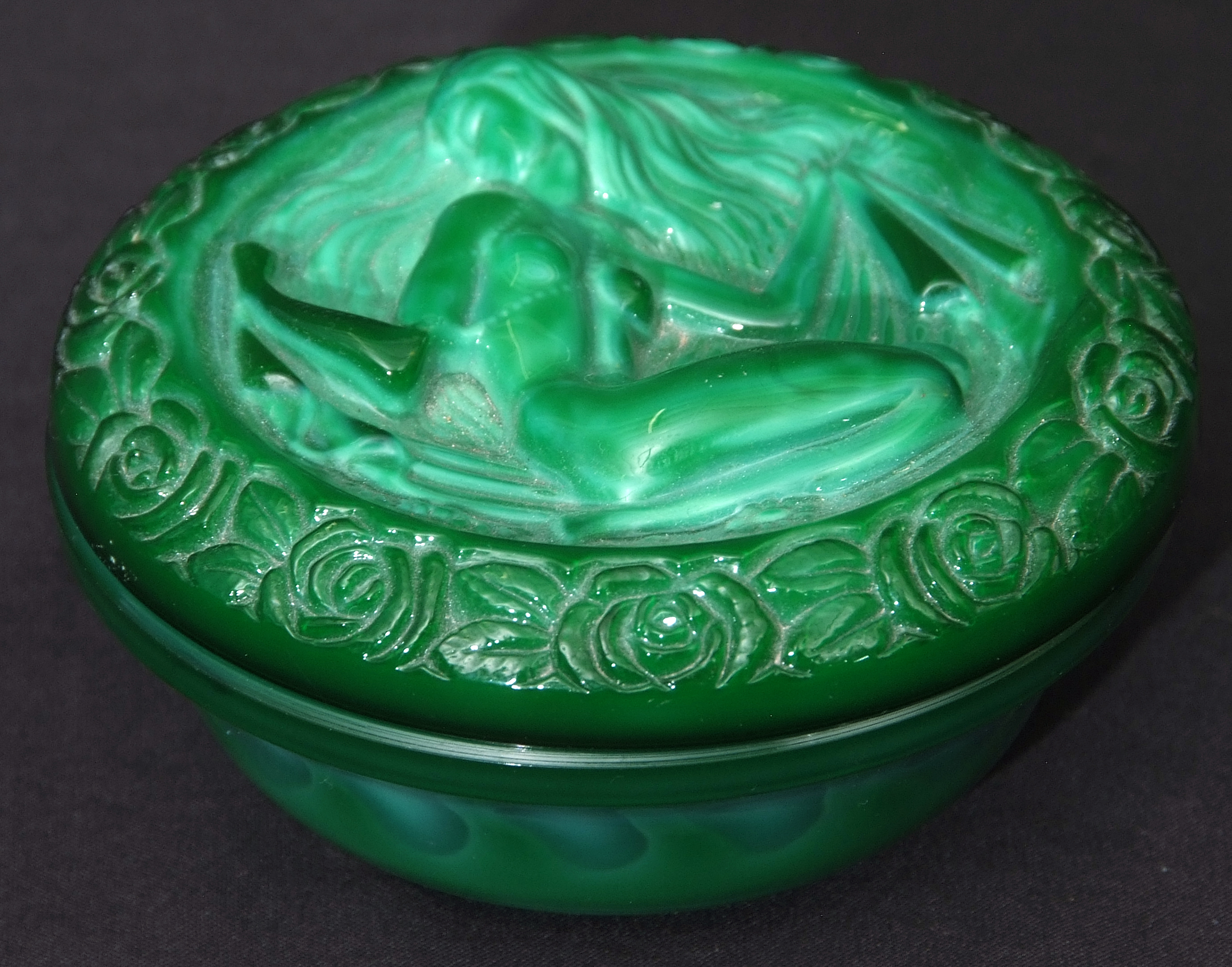 Small Art Deco malachite box and cover, the cover modelled with a classical maiden, 10cm diam - Image 3 of 5