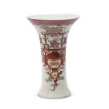 Lowestoft porcelain flared beaker vase decorated in polychrome in Chinese export fashion, 15cm high