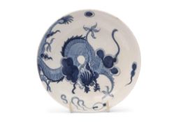 18th century Lowestoft porcelain saucer decorated with the dragon pattern, 14cm diam