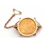 Victorian gold sovereign dated 1893 within a hallmarked 9ct gold brooch mount with safety chain, g/w