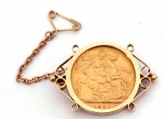 Victorian gold sovereign dated 1893 within a hallmarked 9ct gold brooch mount with safety chain, g/w