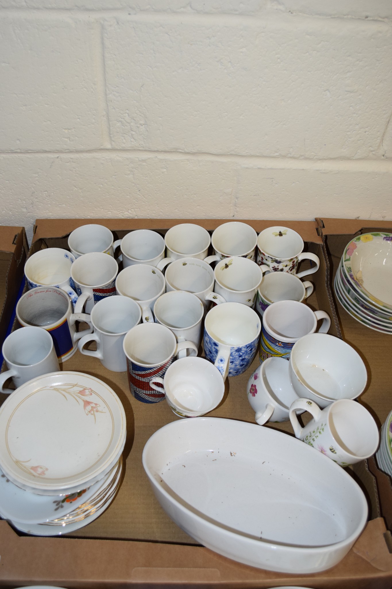 BOX CONTAINING CERAMIC MUGS