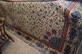 LATE 20TH CENTURY ORIENTAL OR INDIAN CARPET, MULTI-GULL BORDER AND CENTRAL INTERLINKED FLORAL