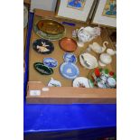 BOX CONTAINING CERAMIC WARES INCLUDING WEDGWOOD ASHTRAYS, LENOX VASE ETC