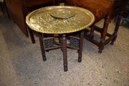 BRASS TOPPED VINTAGE BENARES TABLE AND FURTHER ORIENTAL BRASS DECORATIVE PLATE, 69 AND 29CM DIAM