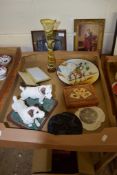 BOX CONTAINING POTTERY MODEL OF TWO DOGS, ITALIAN POTTERY PLATE AND STUDIO GLASS VASE