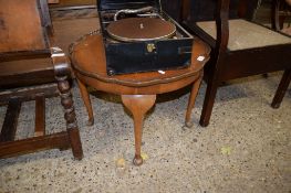 REPRODUCTION PIE-CRUST EDGE COFFEE TABLE