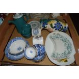 BOX CONTAINING CERAMIC ITEMS INCLUDING AN EARLY 19TH CENTURY BLUE AND WHITE SLOP BOWL AND DISH