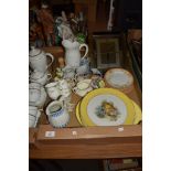 BOX CONTAINING CERAMIC ITEMS, TEA WARES AND JUGS AND A GROUP OF DINNER PLATES WITH RUSTIC SCENES