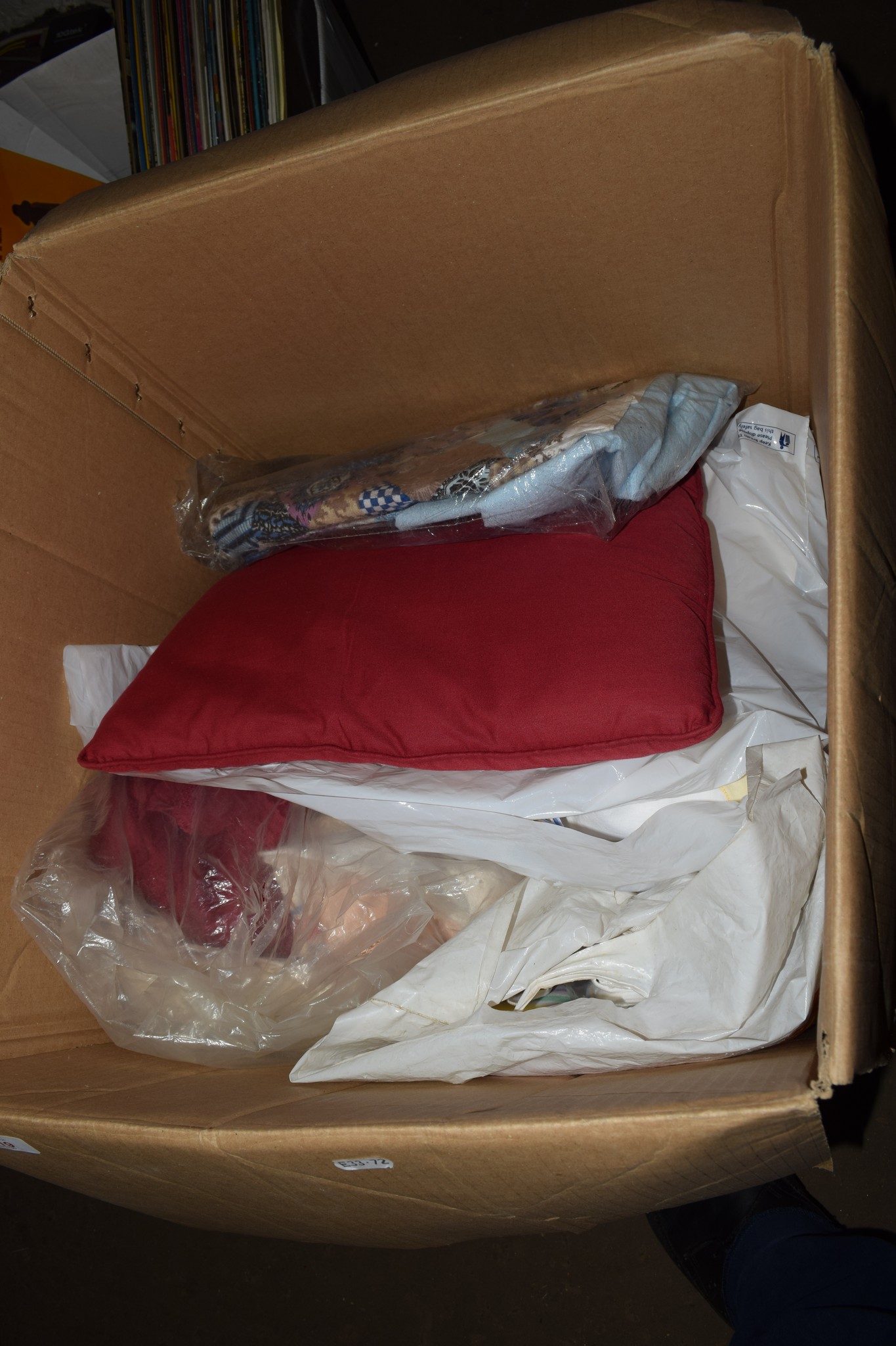 BOX CONTAINING VARIOUS CUSHIONS AND FABRICS