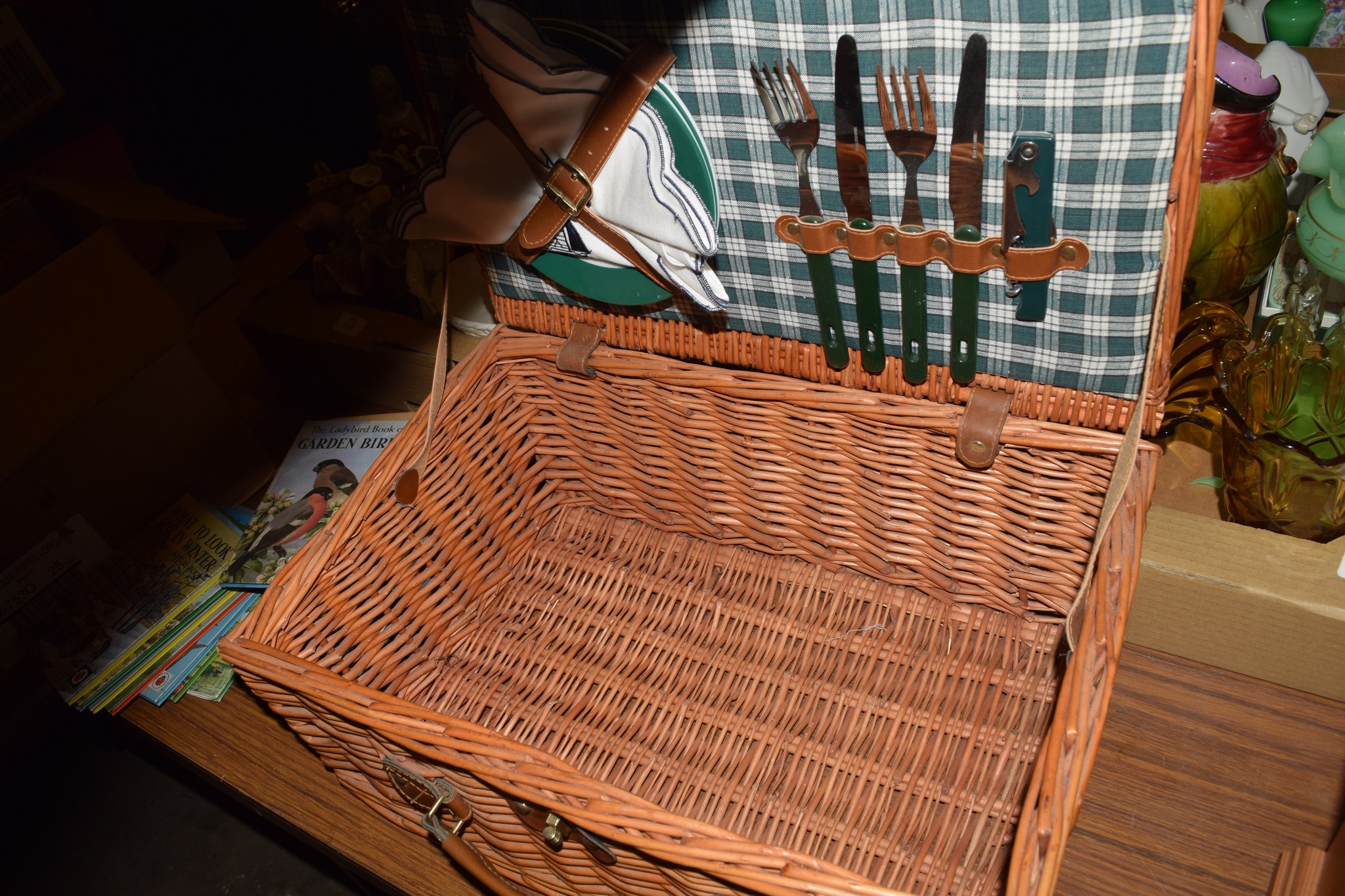 WICKER PICNIC BASKET WITH LEATHER STRAPS - Image 2 of 2