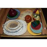 BOX CONTAINING VARIOUS CERAMIC ITEMS, SERVING DISHES, CUPS AND SAUCERS ETC