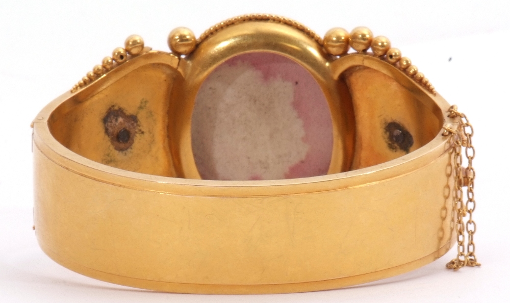 Victorian Etruscan hinged bangle, the top section centring a large oval pique panel inlaid with a - Image 3 of 6
