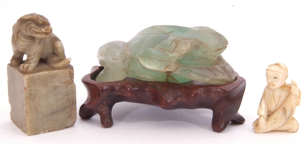 Mixed Lot: A large green quartz toad on a hardwood stand (a/f), a soapstone temple dog, a vintage