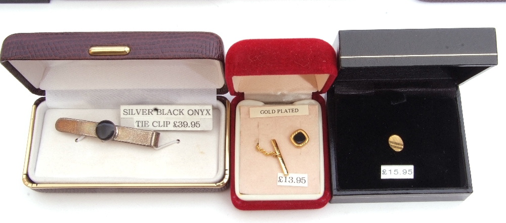 Mixed Lot: nine cased gent's tie-clips, silver, onyx examples, three chrome, four gold plated, - Image 4 of 4