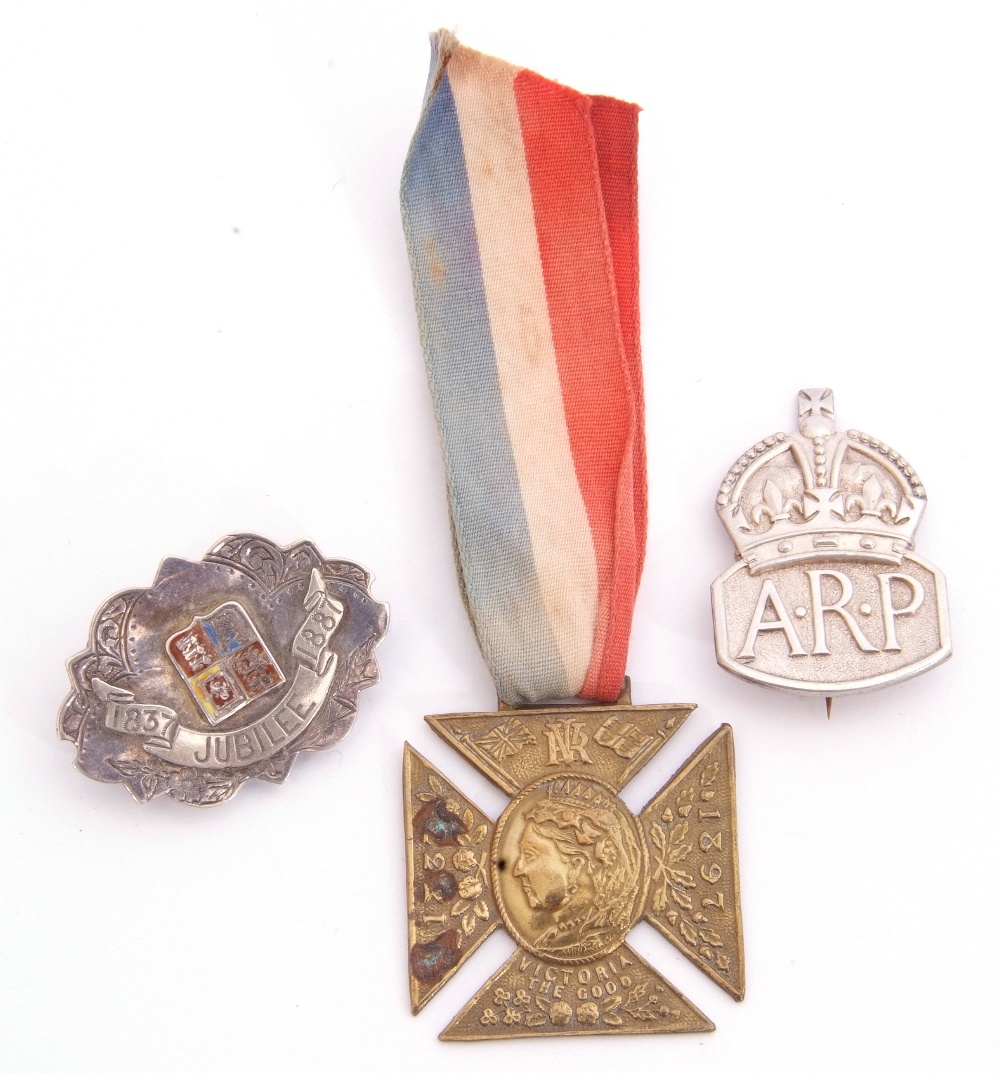 Mixed Lot: Silver Jubilee brooch, Birmingham 1911, a silver ARP badge, London 1939, a Victorian 60th - Image 3 of 7