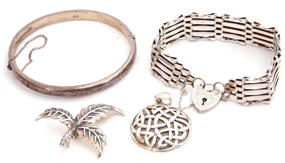 Mixed Lot: white metal gate bracelet, a 925 stamped leaf brooch, a Celtic design pendant (925), - Image 2 of 3