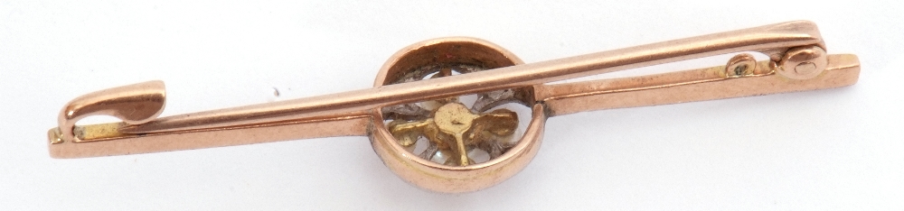 Mixed Lot: precious metal, seed pearl and diamond brooch, the circular open work design with 4 - Image 4 of 8