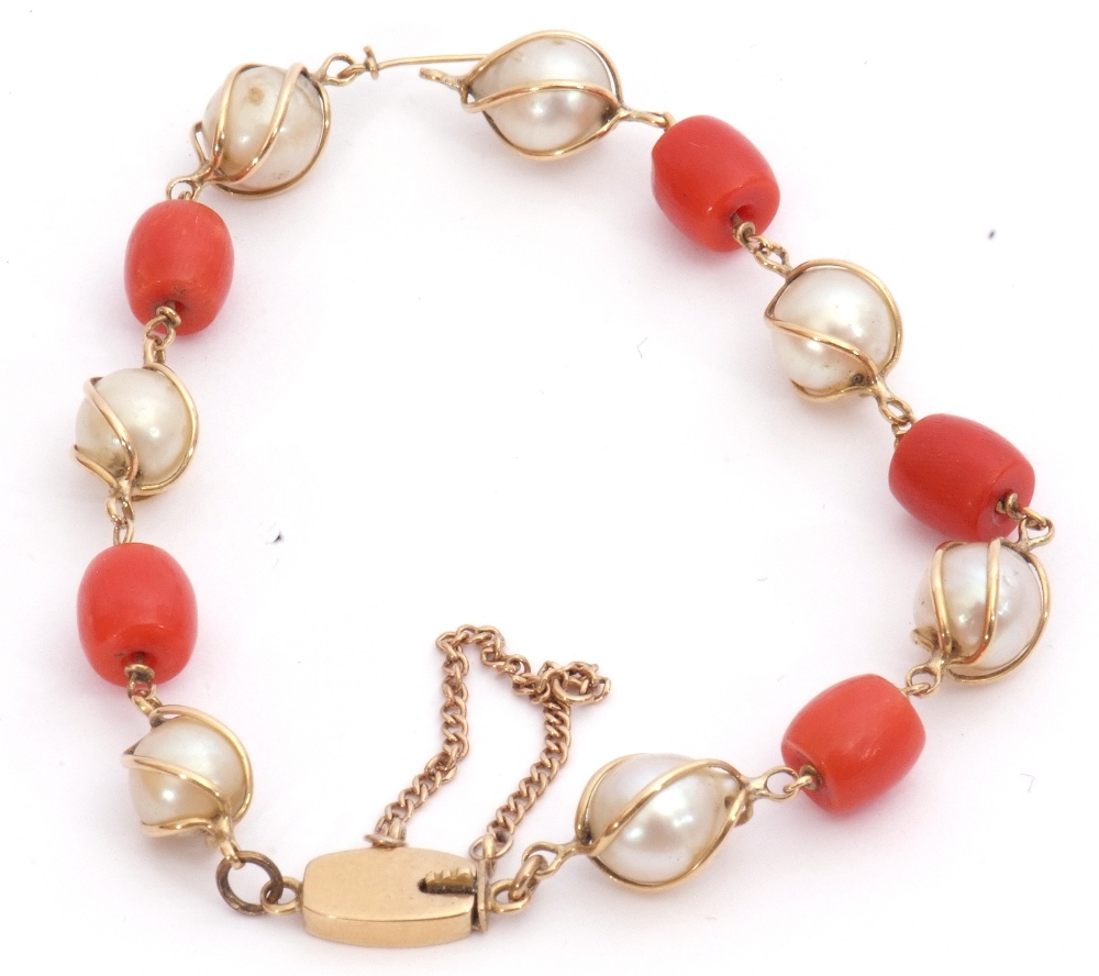 Antique pearl and coral set bracelet, alternate design of drum shaped coral beads and wire work - Image 3 of 6