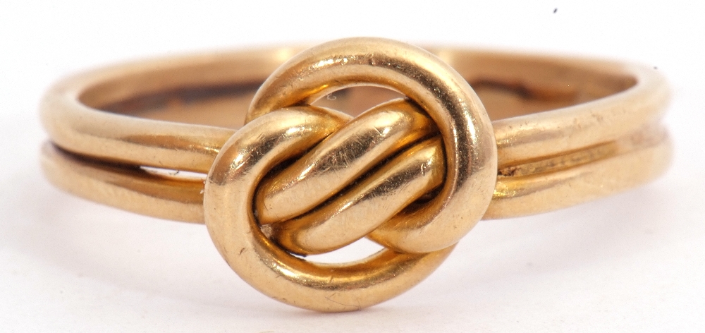 18ct gold ring, a Celtic design, a threaded and entwined knot, 4.2gms, size P