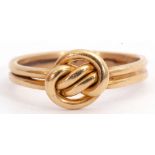 18ct gold ring, a Celtic design, a threaded and entwined knot, 4.2gms, size P