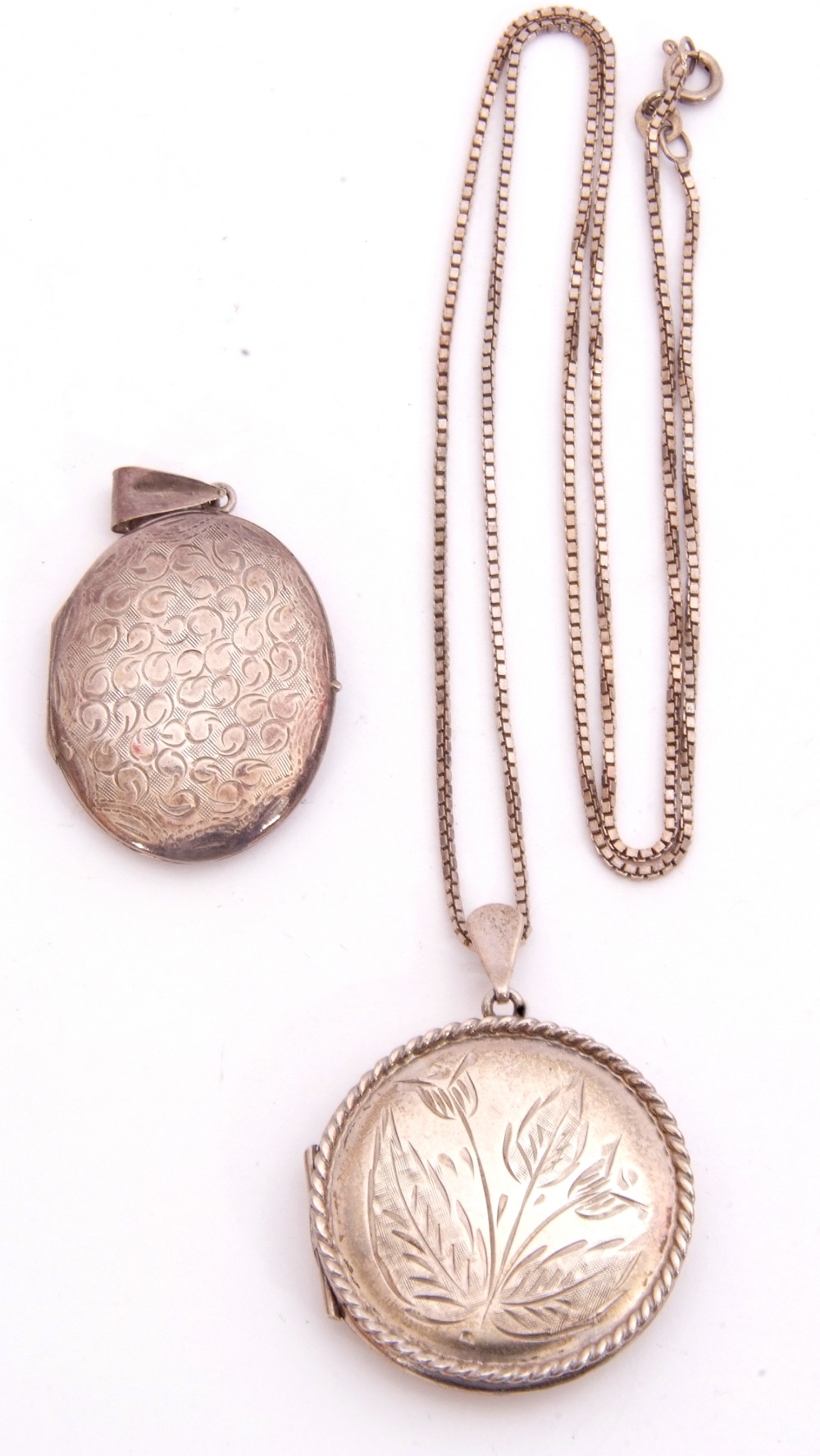 Mixed Lot: hallmarked silver circular hinged locket engraved with a spray of flowers and framed with - Image 2 of 3