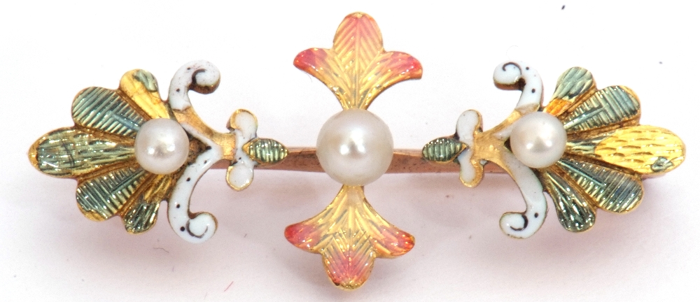 Antique enamel and seed pearl brooch featuring three graduated seed pearls set in translucent - Image 2 of 3