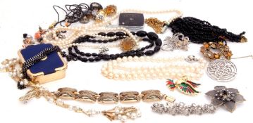 Mixed Lot: costume jewellery to include simulated pearls, bracelets, earrings etc