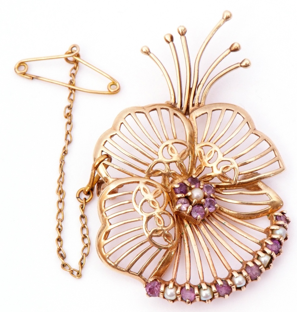 9ct stamped floral spray brooch of open work design and highlighted with small amethyst and seed - Image 5 of 5