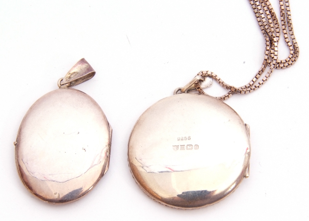 Mixed Lot: hallmarked silver circular hinged locket engraved with a spray of flowers and framed with - Image 3 of 3