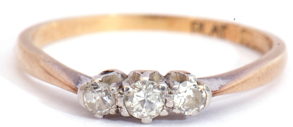 Small three stone diamond ring, a row of three graduated round brilliant cut diamonds, total ct wt