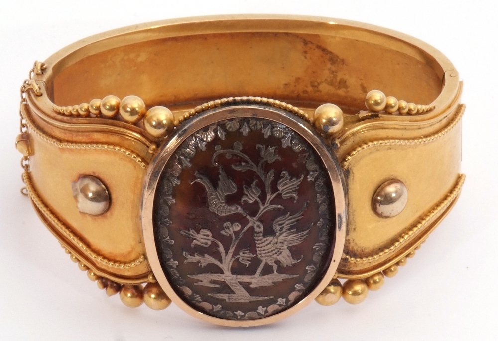 Victorian Etruscan hinged bangle, the top section centring a large oval pique panel inlaid with a - Image 4 of 6
