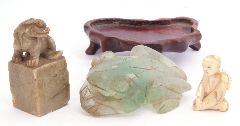 Mixed Lot: A large green quartz toad on a hardwood stand (a/f), a soapstone temple dog, a vintage - Image 4 of 4