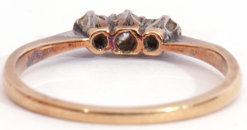 Small three stone diamond ring, a row of three graduated round brilliant cut diamonds, total ct wt - Image 4 of 6