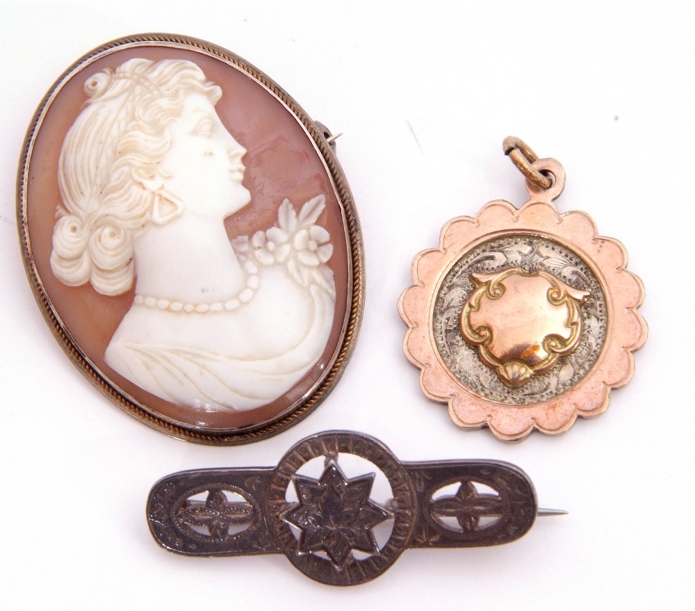 Mixed Lot: carved shell cameo brooch, oval shaped, depicting a classical lady in a white metal - Image 2 of 3