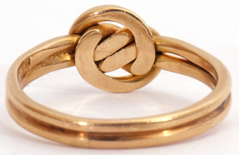 18ct gold ring, a Celtic design, a threaded and entwined knot, 4.2gms, size P - Image 4 of 6