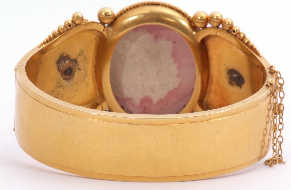 Victorian Etruscan hinged bangle, the top section centring a large oval pique panel inlaid with a - Image 2 of 6