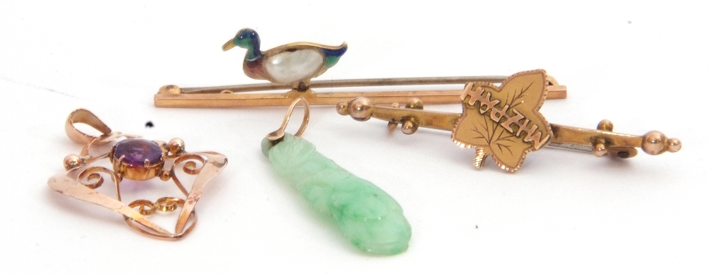 Mixed Lot: 9ct stamped bar brooch applied with a triangular enamel and baroque pearl set duck, 5cm - Image 2 of 3