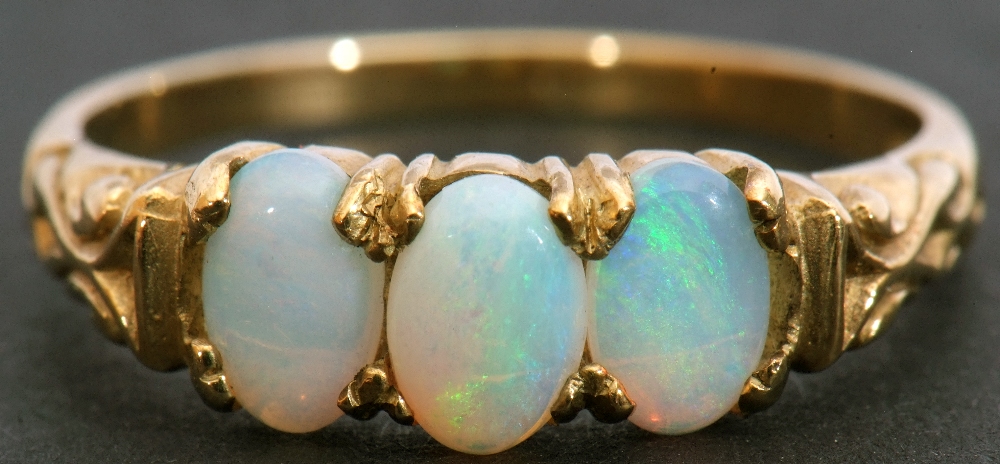 9ct gold and opalescent three-stone ring, featuring three oval cabochon opalescents, individually - Image 2 of 7