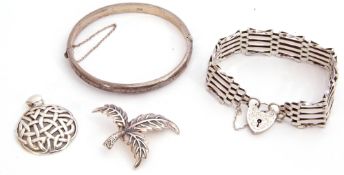 Mixed Lot: white metal gate bracelet, a 925 stamped leaf brooch, a Celtic design pendant (925),