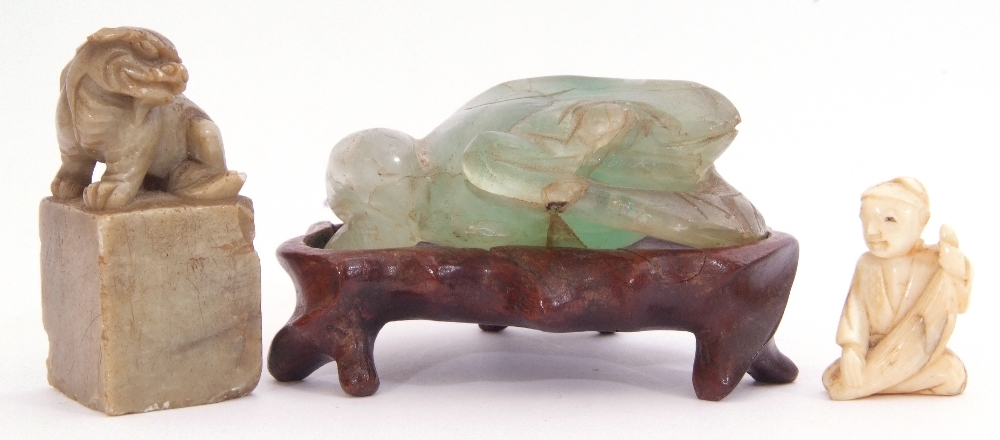 Mixed Lot: A large green quartz toad on a hardwood stand (a/f), a soapstone temple dog, a vintage - Image 2 of 4