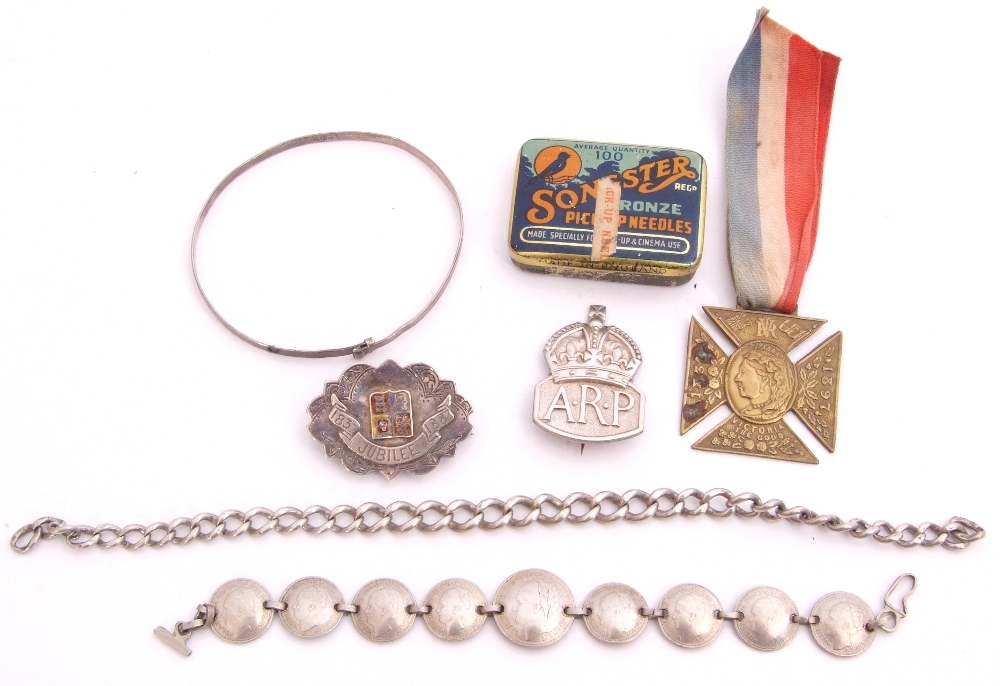 Mixed Lot: Silver Jubilee brooch, Birmingham 1911, a silver ARP badge, London 1939, a Victorian 60th - Image 2 of 7