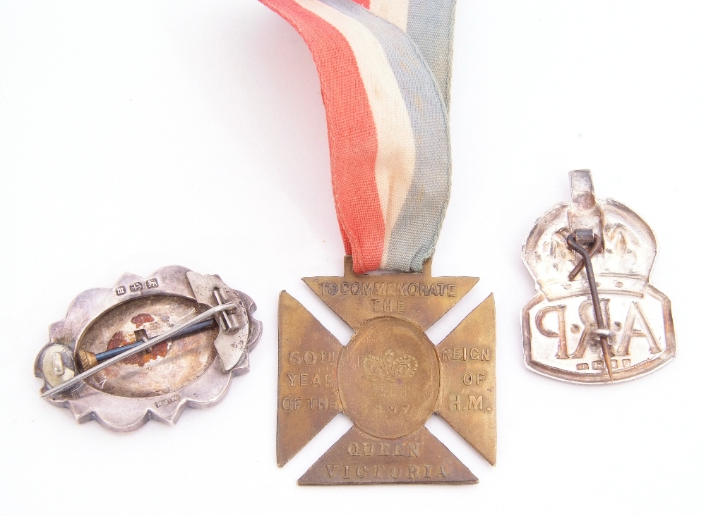 Mixed Lot: Silver Jubilee brooch, Birmingham 1911, a silver ARP badge, London 1939, a Victorian 60th - Image 4 of 7
