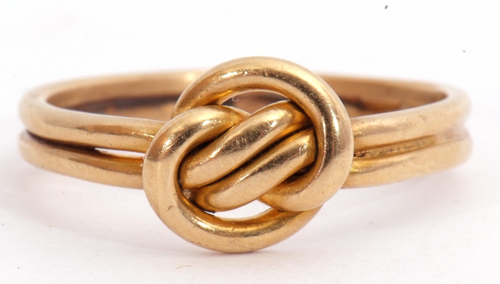 18ct gold ring, a Celtic design, a threaded and entwined knot, 4.2gms, size P - Image 2 of 6